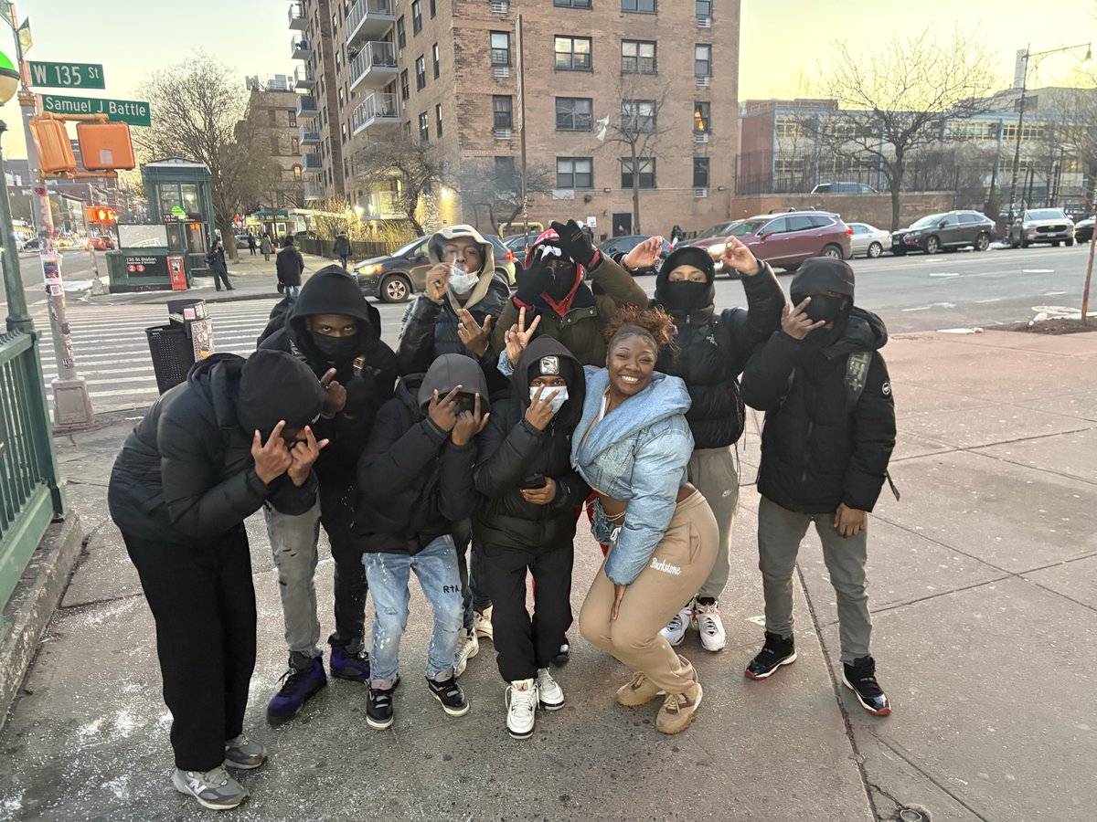 prxtty_b's tweet photo. Actually bumped into 2 totally different groups 😭😭😭 my vlogs are going up rn https://t.co/2aXMxIbc9F