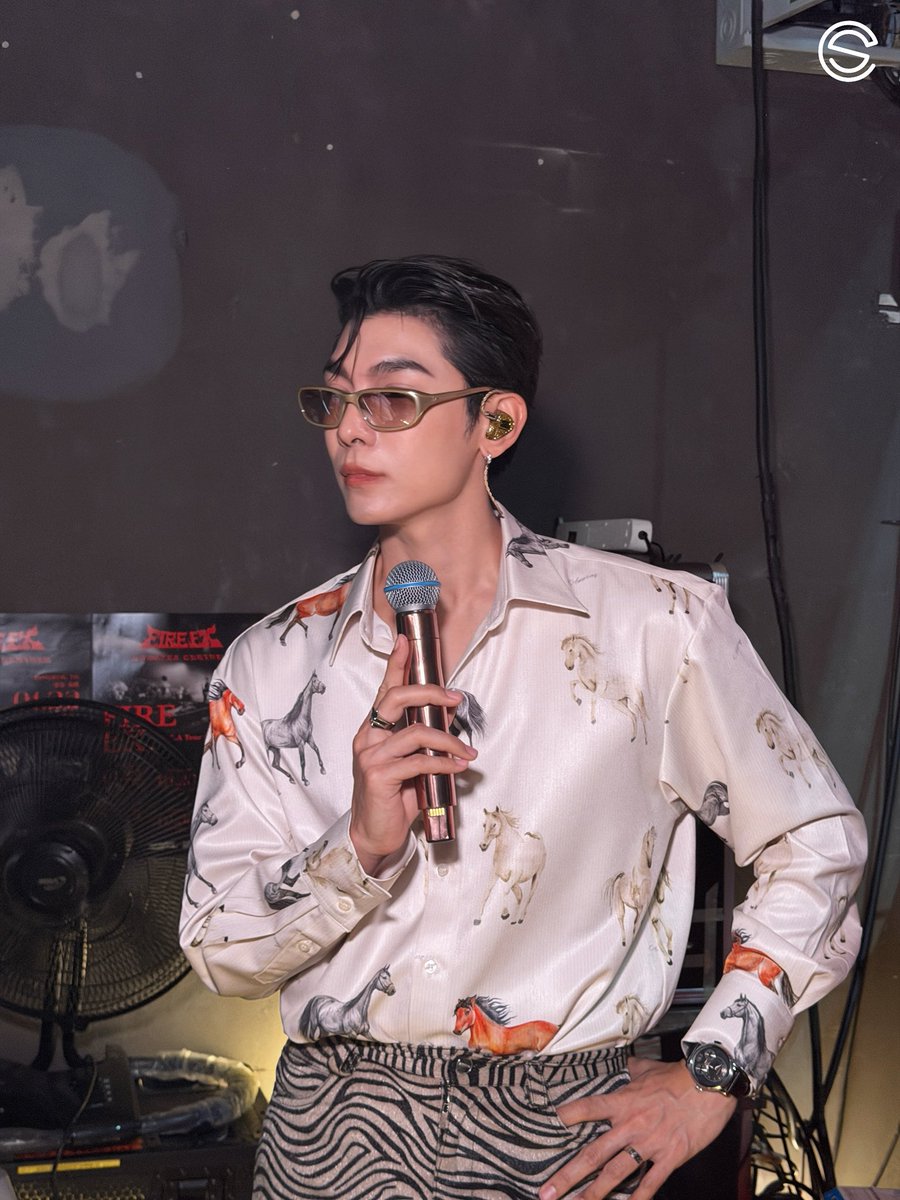 SuppasitChannel's tweet photo. Too “หล่อ” to handle. 🖤🔥

MEW 18ENTITY DEBUT

@MSuppasit
#MewSuppasit
#18entitydebutxMew https://t.co/dNDDqqaHIG