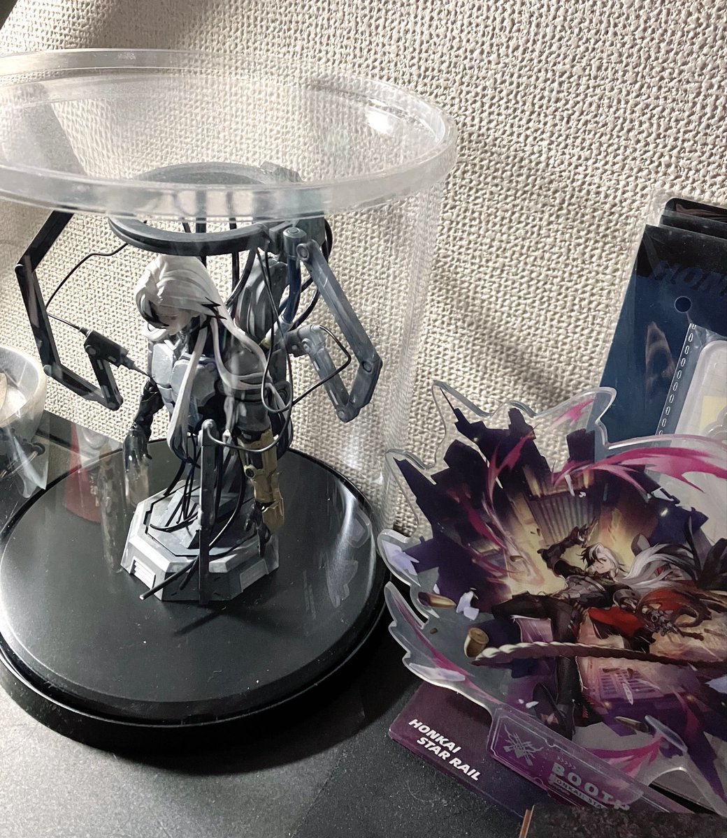 こんな感じで飾ろうと思ってスペースを空けておいたのですが、やっぱり