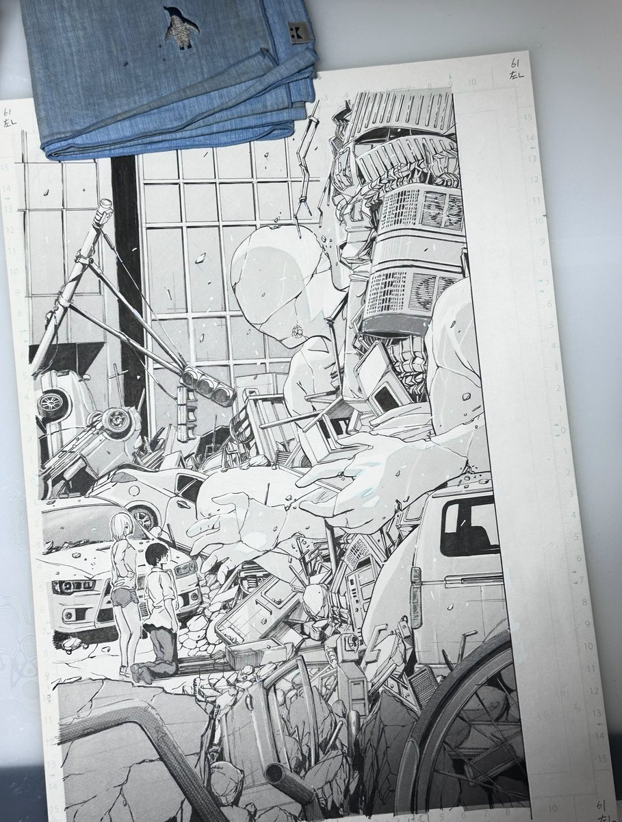 疲れたのでデビュー時の原稿を整理。
会社帰りに画材を買って帰って、頭の中の絵を描いてみて『おぉ、描けるぞ!なんか知らんけど!』となったのを思い出したりした。
そのまま漫画界に取り込まれて今に至るが・・・。
しかし、電車の屋根の室外機とか、よく描いてるな。
偉いぜ、当時の私。