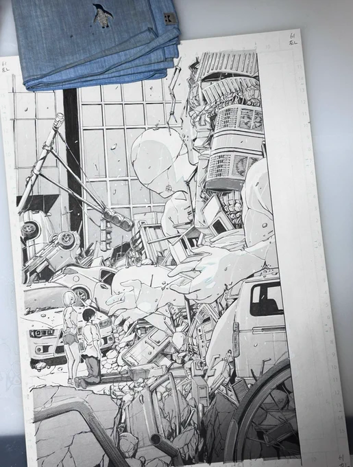 疲れたのでデビュー時の原稿を整理。

会社帰りに画材を買って帰って、頭の中の絵を描いてみて『おぉ、描けるぞ!なんか知らんけど!』となったのを思い出したりした。

そのまま漫画界に取り込まれて今に至るが・・・。

しかし、電車の屋根の室外機とか、よく描いてるな。
偉いぜ、当時の私。 