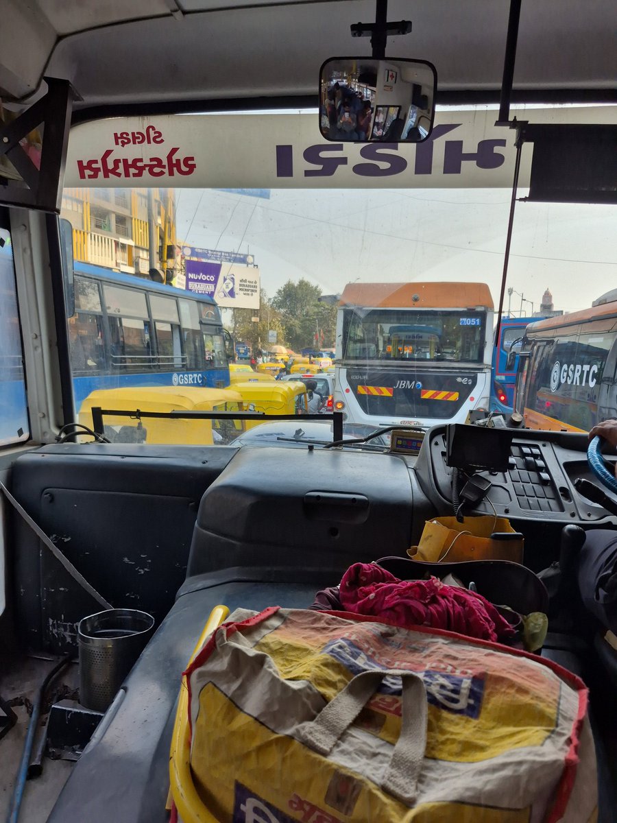 royalketanthako's tweet photo. Gita mandir new bus stnd traffic jam @AhmedabadPolice https://t.co/TsheZgyOXM