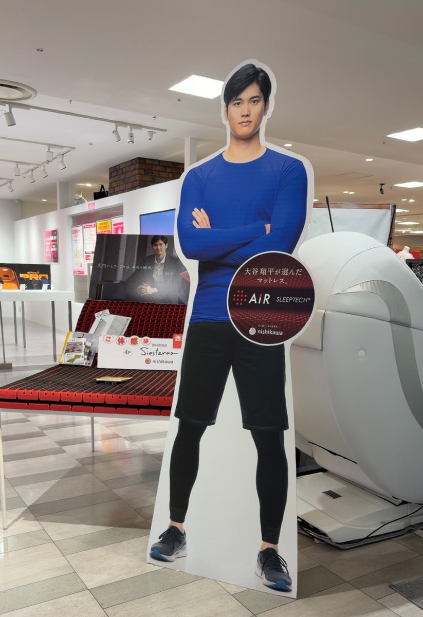 視線を感じたら、大谷さんのパネルだった。 これって等身大なのかな