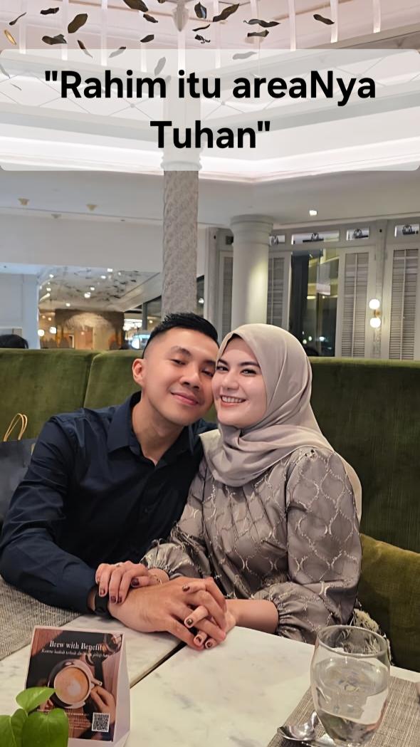 GiaPratamaMD's tweet photo. Senyumku berasal dari ketiadaan rasa takut akan masa depan buruk.

Rasanya aku selalu hidup dalam banyak keberuntungan baik.

Jadi dengan anak, tanpa anak, aku yakin Allah tau yang terbaik untuk kami. 

Hal terbaik, waktu terbaik, dan masa depan terbaik.

Namun Allah pun tau ada 3 hal yang tidak akan berhenti aku lakukan. 

Do'a, Ikhtiar, dan Tawakal.