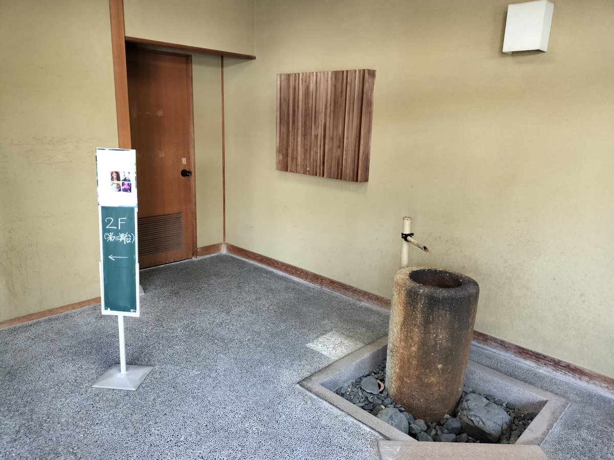 hirolinchan's tweet photo. Potluck Theater『TORI－鳥－』石川県立能楽堂別館
インド韓国アメリカ日本、4ヶ国の演劇人による作品
今の世界情勢を作演出の島さんは｢さみしい｣と表現した
各々の母国語はさしずめ鳥の言葉のよう
ふと、鳥は他の鳥の言葉を解すだろうかと思った
小さなお子さんたちも見入っていたのが印象的🍀 https://t.co/u6eyJCla5b
