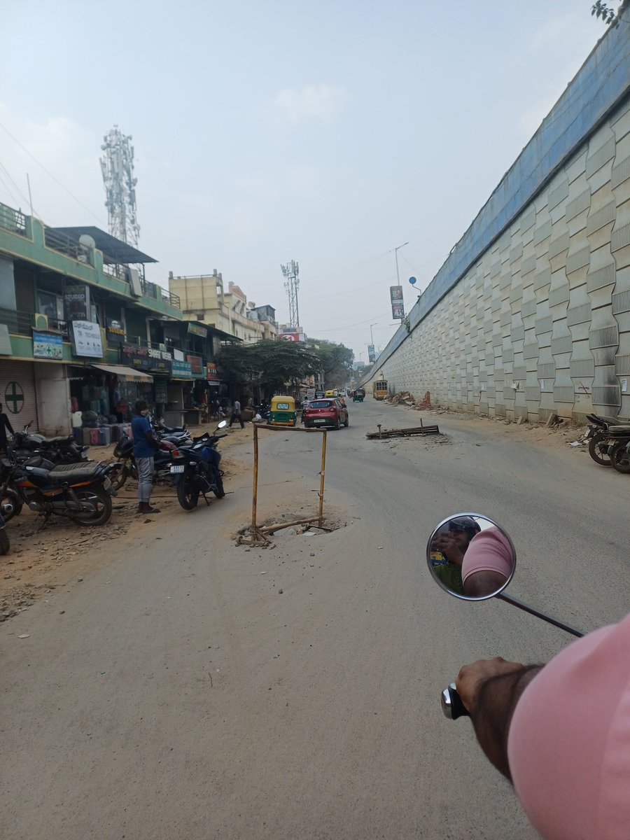 RaviT91's tweet photo. Killer condition (literally) of the road near Mayura Bakery, Kadugodi flyover service road, Bangalore.
No concern for the lives of common men.
@ArvindLBJP @MALimbavali 
@PCMohanMP 
@GBA_office @GBAChiefComm @EASTCITYCORP @ICCCBengaluru 
@CivicOp_india https://t.co/oBcm7ymGyO