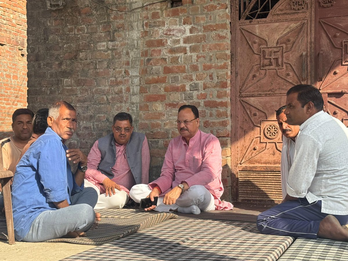आज ग्राम खरसुलिया में श्री रघुनंदन सिंह राठौर जी के निधन पर उनके परिजनों से भेंट कर गहरी शोक संवेदनाएं व्यक्त कीं। 

ईश्वर दिवंगत आत्मा को अपने श्रीचरणों में स्थान प्रदान करें तथा शोकाकुल परिवार को इस असहनीय दुःख को सहन करने की शक्ति दें।

#शोक_संवेदना #श्रद्धांजलि #ग्राम