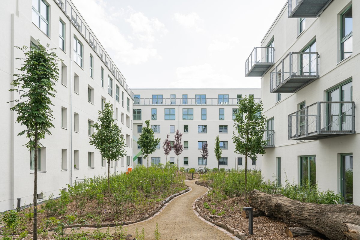 Architizer's tweet photo. #ProjectOfTheDay: Timber construction kit by Sehw Architektur

Where previously uniform two-room apartments dominated the existing housing stock, the design now creates diversity: around 50 new apartments are being built, including spacious family apartments, the majority of which are designed to be barrier-free. 

📍Berlin, Germany
Photos by: Helin Bereket
Details: https://t.co/pGMvcsFMkX
