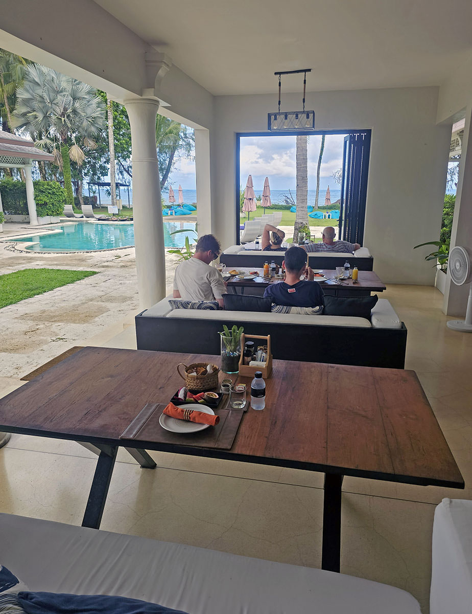 pipeaway_travel's tweet image. Breakfast cooked to order 🍳
Seats facing the sea, not a screen 🌊
That’s the rhythm here, at @TheAndaMani. 
pipeaway.com/anda-mani-khao…
#BeachfrontBreakfast #ResortLife #KhaoLak