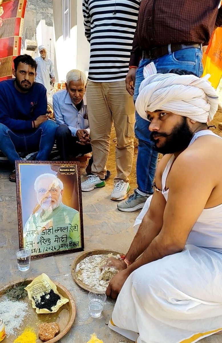 सत्याग्रह के 23 वें दिन पंकज धवरैय्या राष्ट्रीय अध्यक्ष राष्ट्रीय सवर्ण परिषद् ने नरेंद्र मोदी का पिंड दान किया। 
बताया कि सवर्ण द्रोही सनातन द्रोही हमारे प्रिय श्री नरेंद्र मोदी कॊ मृत मानकर आज पिंड दान करते है।
हम नरेंद्र मोदी कॊ भगवान मानकर लाए थे परंतु नरेंद्र मोदी  ने ugc