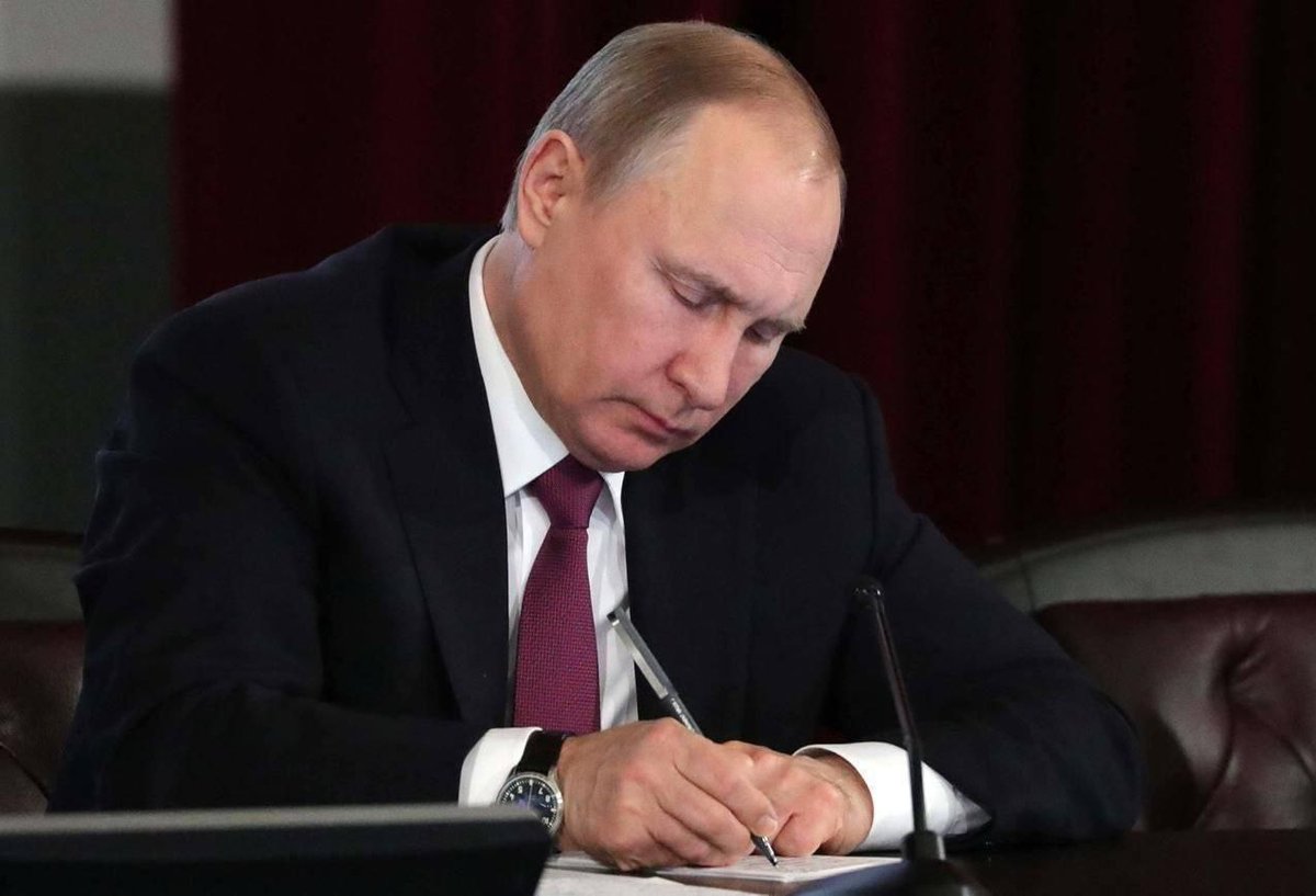 RusEmbPakistan's tweet photo. ✉️ Vladimir Putin expressed his condolences to Masoud Pezeshkian, the President of the Islamic Republic of Iran, on the assassination of the Supreme Leader of Iran, Ayatollah Seyed Ali Khamenei, and members of his family.

✍️ Dear Mr. President,

Please accept my deepest condolences on the assassination of the Supreme Leader of the Islamic Republic of Iran, Ayatollah Seyed Ali Khamenei, and his family members, committed in a cynical violation of all norms of human morality and international law.

In Russia, Ayatollah Khamenei will be remembered as an exceptional statesman who made an enormous personal contribution to fostering friendly relations between Russia and Iran, elevating them to the level of a comprehensive strategic partnership.

Please convey my deepest sympathy and support to the Supreme Leader's family and loved ones, the Iranian government, and the Iranian people.

Vladimir Putin