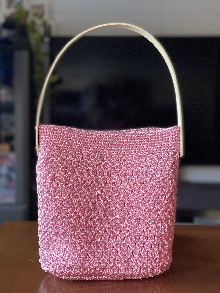 かぎ針編みの手作りバッグ。 3色一気編み。 ピンクは春🌸限定で持と