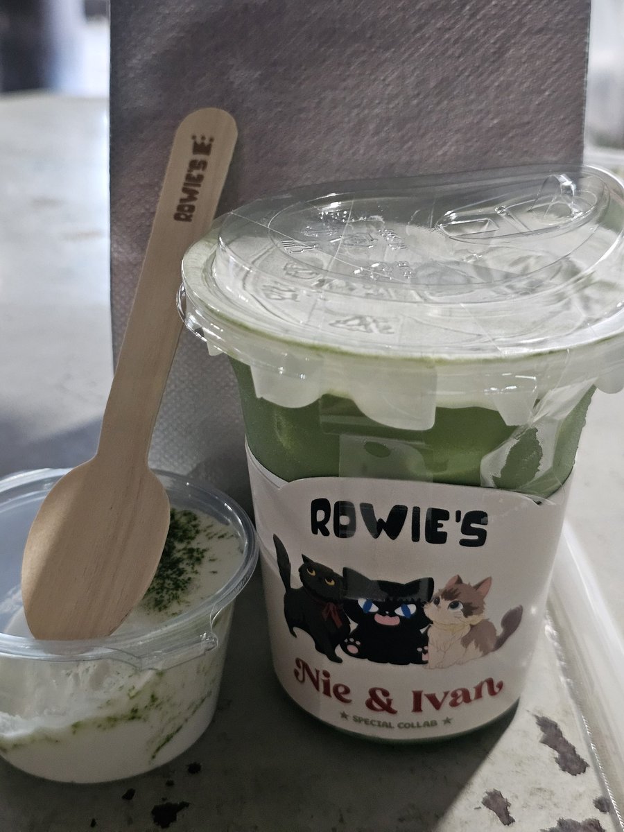 เมื่อเช้าเติมเค้กไปแล้ว เวลานี้มาเติมร้านต้าวฟอสบ้าง ดื่มแล้วสดชื่นมาก มัจฉะเข้มข้น หวานพอดี ได้เคี้ยวลอดช่องนุ่มๆกรุบๆ อีกโคตรจะจึ้ง🥰 ใครยังไม่ได้ลอง ระวังตกขบวนคุยกับเขาไม่รู้เรื่องนะค๊าบบบ😍
#nieandivanxrowies
#rowiescoffee