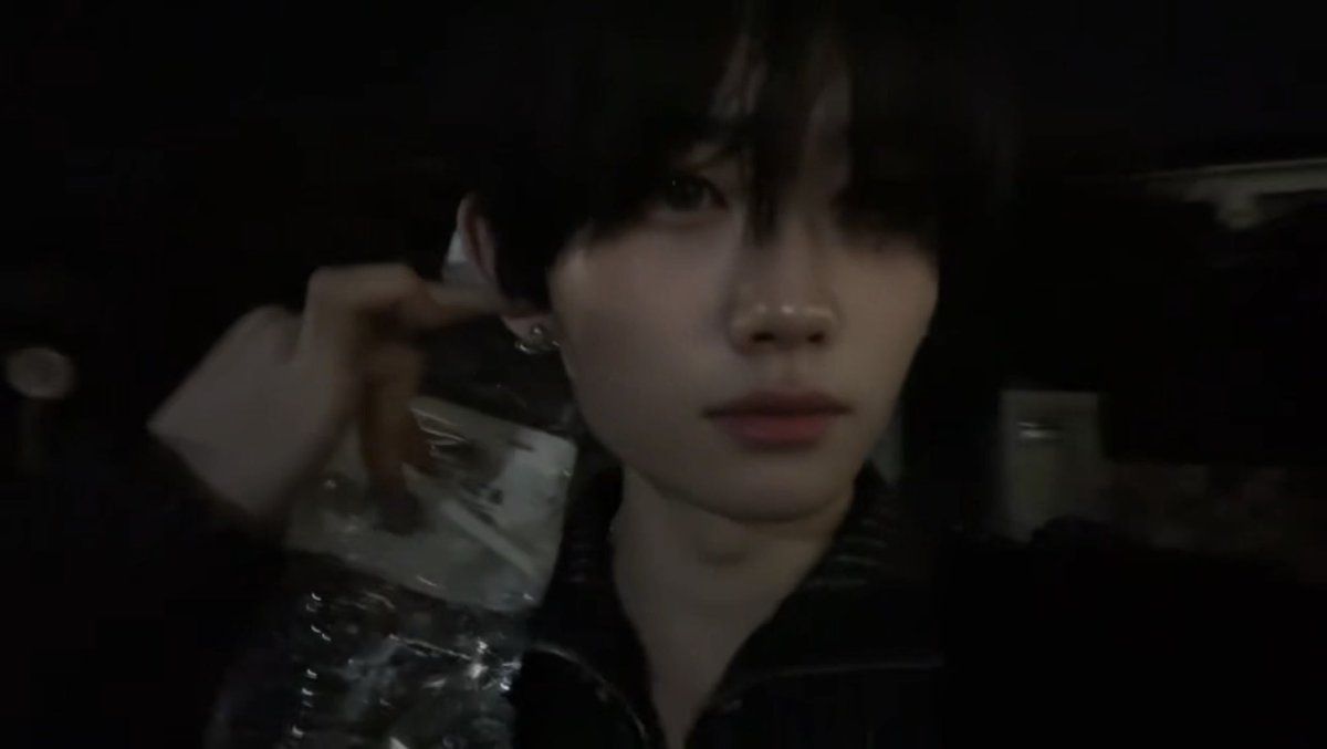 skz_izz's tweet photo. バイトは2L持ってきます https://t.co/tXWSZdEDKr