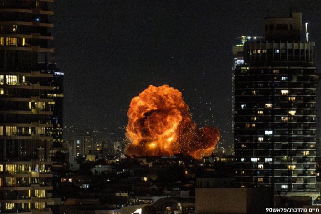 😍🇮🇱 Tel Aviv looks beautiful at night…