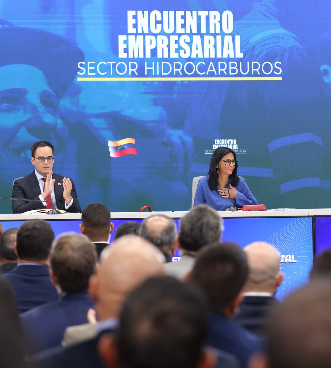 minimopaint's tweet photo. Presidenta (E) Delcy Rodríguez: «El camino para dirimir la divergencia en el país es la diplomacia, el entendimiento y el diálogo»

La presidenta Encargada de la República Bolivariana de #Venezuela, Delcy Rodríguez, en un encuentro con los empresarios del sector hidrocarburos destacó la importancia de la diplomacia y el diálogo como herramientas fundamentales para resolver las divergencias que enfrenta el país.
