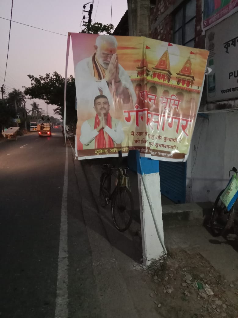 BaruiPrithis's tweet photo. #ভয়_পেয়েছে_তোলামুল  এটাই হচ্ছে সন্দেশখালীর অবস্থা। আগামীকাল অমিত শাহ জি আসছেন আর তার আগেই ভয়ে তৃণমূল দুষ্কৃতী বাহিনী সন্দেশখালির বাড়ি বাড়ি গিয়ে যাতে কাল কেউ না বেরোয় তার জন্য হুমকি দিচ্ছে।
বিজেপির ফ্ল্যাগ ফেস্টুন ছিড়ে দিচ্ছে, ভাঙচুর করেছে।

#PaltanoDorkarChaiBJPSorkar https://t.co/TYyxa4C0np