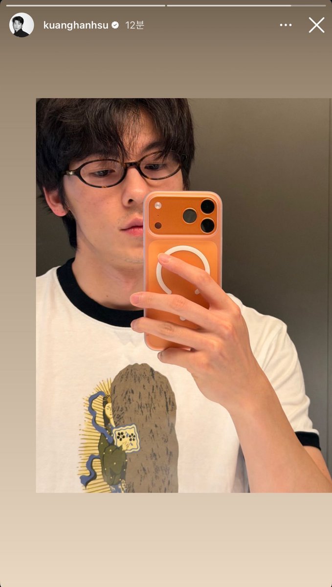 늘 블랙이던 그의 아이폰이 오렌쥐오렌쥐라 어색하고 너드미 넘치는 머리에 안경 너무 좋자나🧡