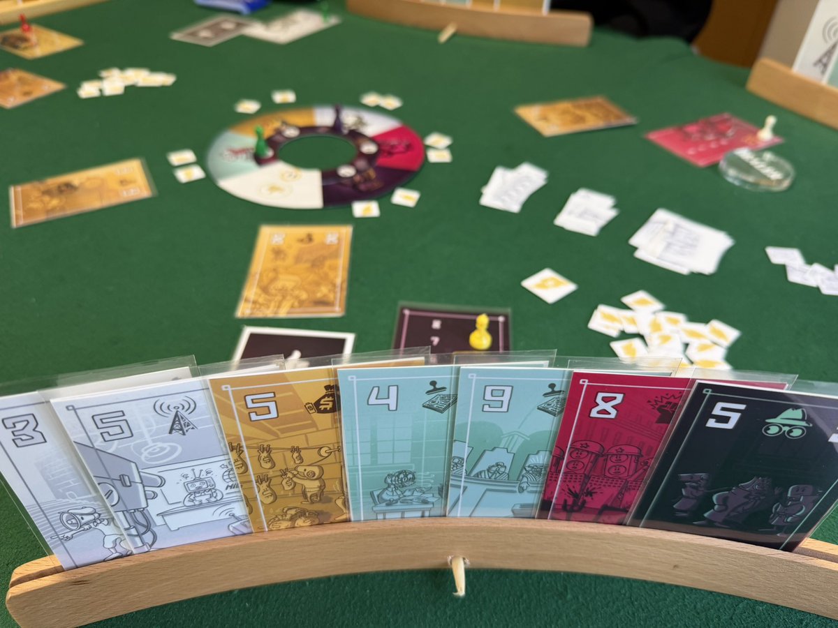 友人宅でトリックテイキングゲーム会。
「トーナメント・アット・キャメロット(32位)」「トーナメント・アット・アバロン(37位)」「クロニクル(41位)」「パワーバキューム(73位)」「モリ(109位)」「ナポレオン」「トランプクルー」を遊びました。
#BGGトリックテイキングゲームTOP100
#ボードゲーム