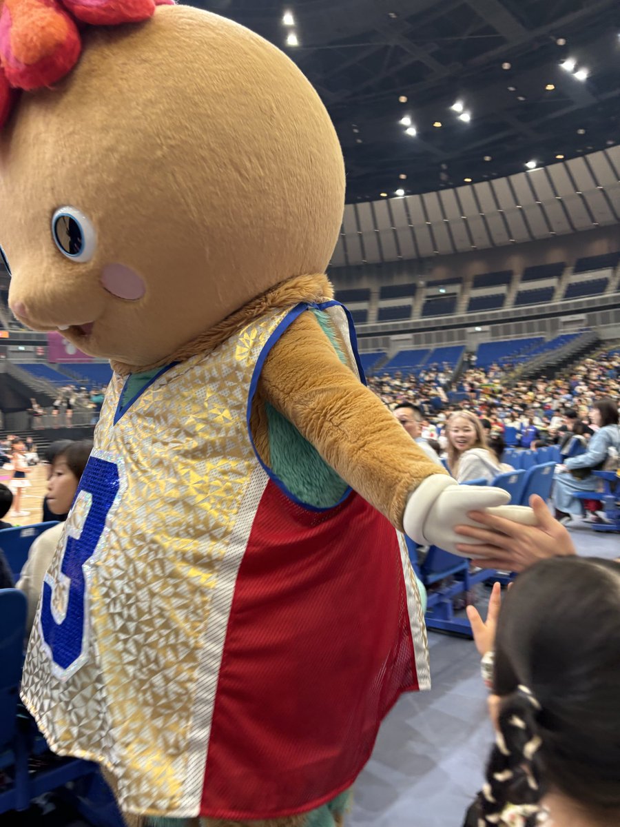 siokarabanzai's tweet photo. ワンワン、オフロスキー、まさとも、シュッシュ、ジャンジャン、はるちゃんに会えた！
まさとも顔が豆粒でオーラすごくて近くに来た時とっさに避けてしまった
普段のコンサートはこんなに近くで見られないから最高だった🥰
シュッシュが旦那とノールックハイタッチしてた
#ワンワンワンダフルアリーナ https://t.co/Kw5V3zBQJP
