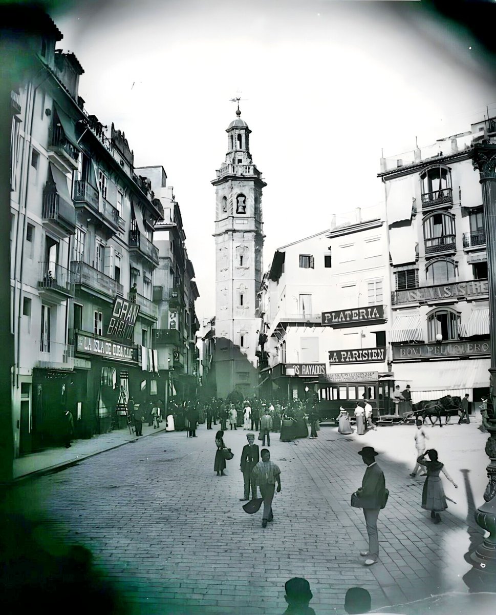 València, anys 1890. Torre barroca de Santa Caterina i plaça de la Reina.
