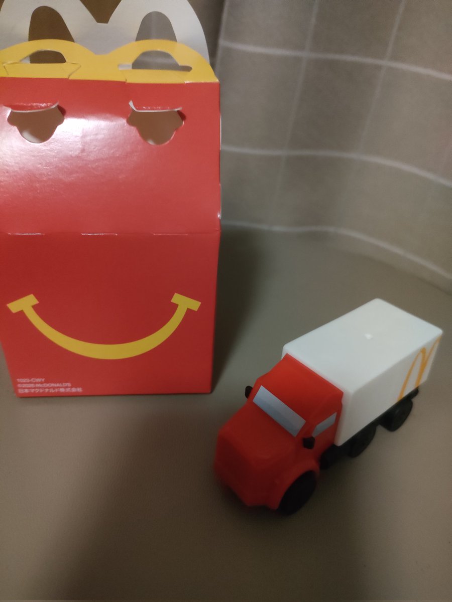 フィレオフィッシュ単品440円で、ハンバーガーのハッピーセット480円だったから、こっち買った