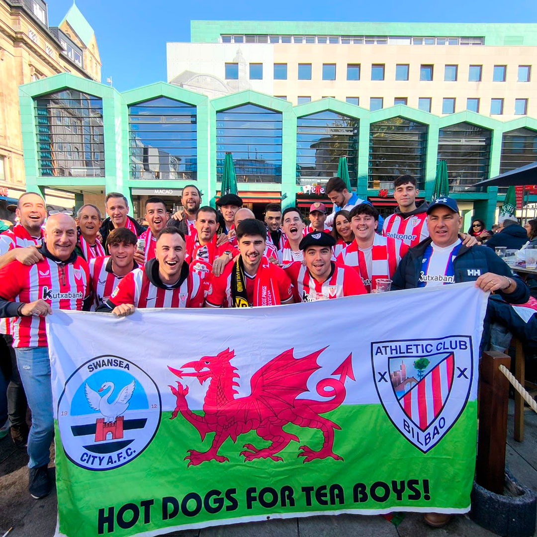 Athletic_en's tweet photo. 🏴󠁧󠁢󠁷󠁬󠁳󠁿 Dydd Gŵyl Dewi Hapus! 

I ddathlu’r ffaith bod gan y clwb gymaint o gefnogwyr gwych o Gymru, dyma erthygl sy’n trafod y cysylltiadau rhwng @Athletic_en a gwlad y gân.

❤️ Gwewch y pethau bychain!

#AthleticClub 🦁