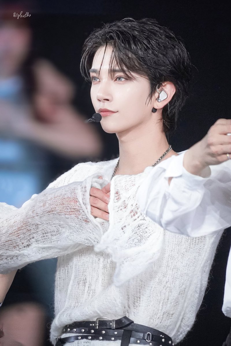 안그래도 조슈아 모델링으로 빚은 것 같은 23세기의 얼굴 가지고 계신데 오늘 헤어 ㅈㄴ 이쁜 반깐에 인외력 올려주는 회색렌즈 껴주시고 큰 귀에 새하얀 인이어에 입꼬리 달란트까지 있어서 지금
최상이시다.........