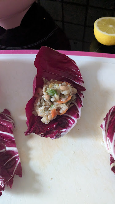 LizCollet's tweet photo. Frühlingsrolle mal anders: Reissalat mit Cannellini und Rest vom Hendlhaxerl im Radicchio - pur schnabulieren oder mit Käse darauf gratinieren, beides Schmankerlgenuss

#ZeroWaste #Resterlrezepte #NoLeftovers https://t.co/rW7MN8WaFp