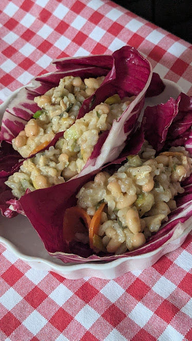 LizCollet's tweet photo. Frühlingsrolle mal anders: Reissalat mit Cannellini und Rest vom Hendlhaxerl im Radicchio - pur schnabulieren oder mit Käse darauf gratinieren, beides Schmankerlgenuss

#ZeroWaste #Resterlrezepte #NoLeftovers https://t.co/rW7MN8WaFp