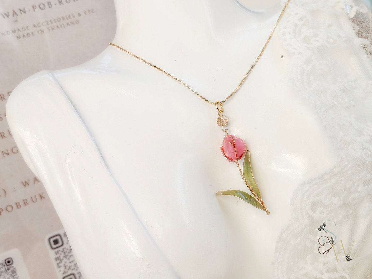 สร้อยคอดอกทิวลิป
(อะไหล่ชุบทอง 14k)
ประดับคริสตัลสวารอฟสกี้

ขนาดความยาว 45 cm (ไม่รวมจี้) 
**รูดปรับความสั้นยาวได้**

ราคา 550.- บาท ส่งฟรี 
💳 บัตรเครดิต *ชาร์จ 2%+VAT*
สนใจเมนชั่น "จอง/จ/CF/F" มาได้เลยนะคะ