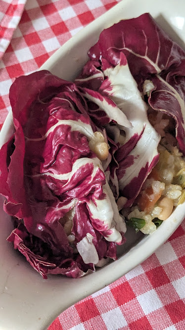 LizCollet's tweet photo. Frühlingsrolle mal anders: Reissalat mit Cannellini und Rest vom Hendlhaxerl im Radicchio - pur schnabulieren oder mit Käse darauf gratinieren, beides Schmankerlgenuss

#ZeroWaste #Resterlrezepte #NoLeftovers https://t.co/rW7MN8WaFp