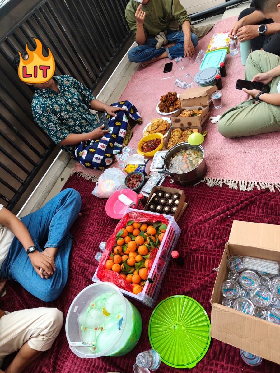delicatedss's tweet photo. Alhamdulillah,, setelah kebanyakan wacana akhirnya bisa berbagi takjil dan bukber. Semoga Tahun depan diberikan kesempatan yang sama 😇

CC: @SugarBasedBaby @ainostripperr @ceyepar_kk @bocahhtuanakal @bububuky @oreolized @esaroused https://t.co/CLHhrREpYx