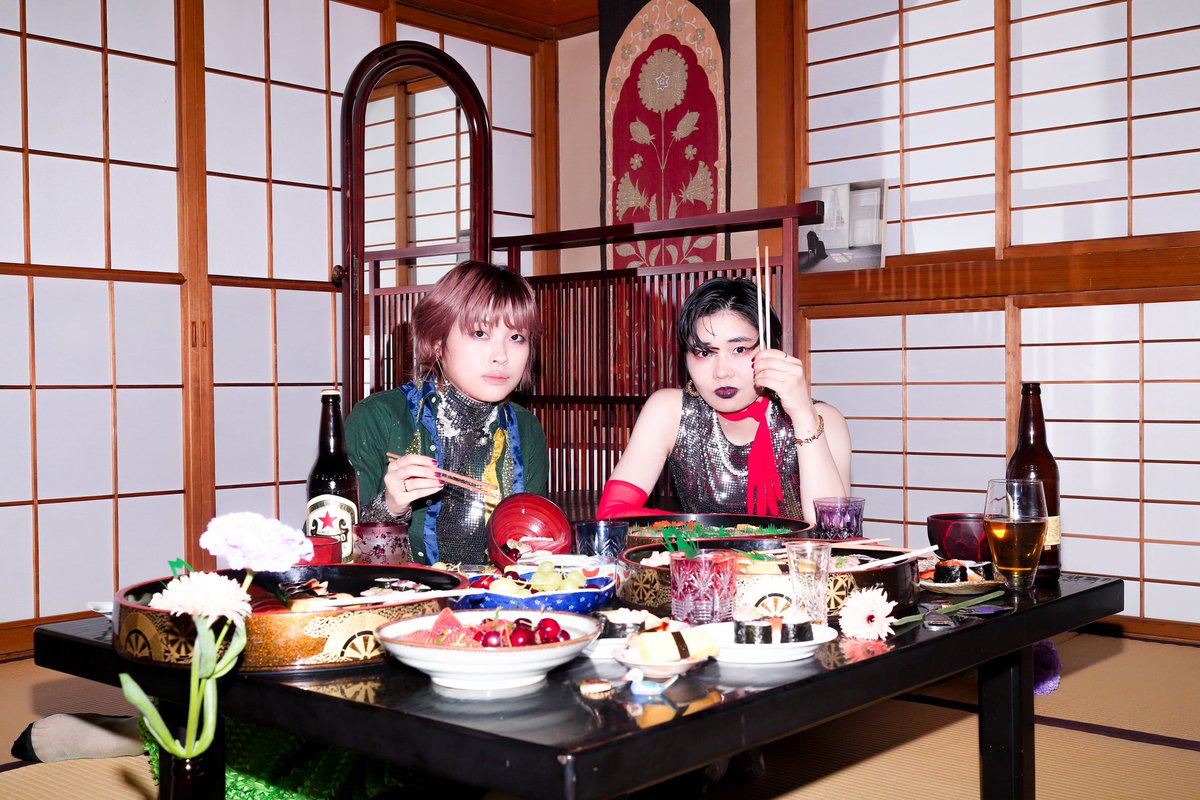 果てとチーク tweet media