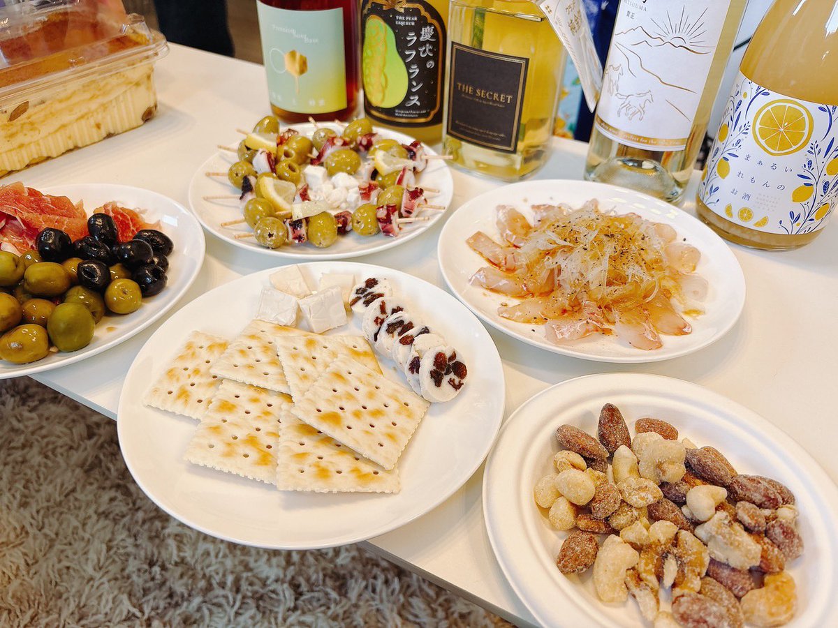 muu_ui's tweet photo. モラウさん主催の酒ガチャ開封会🍶
私は飲めないので、コストコのティラミスとナッツを携えて行きました✌︎('ω')✌︎
おつまみおいしかった幸せ… https://t.co/GAzEPIZOPR