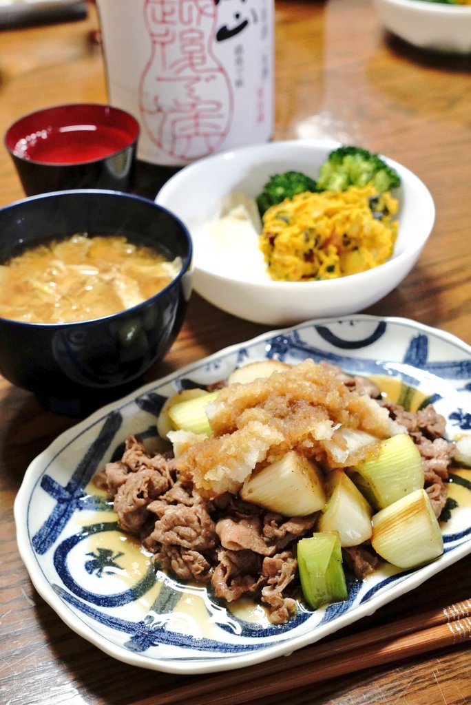 今夜は和牛の切り落とし焼いた上に蒸し焼きにした矢切ねぎと大根おろしてんこ盛りにしてポン酢で食べるというギルティな晩御飯。