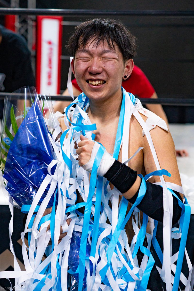 オーイク選手引退興行。試合をするオーイク、マイクをするオーイク