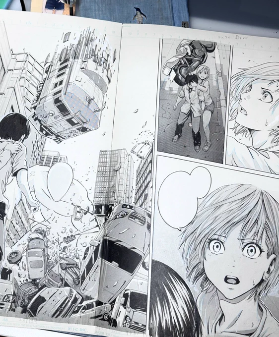 見開きも一生懸命描いている・・・。
偉い・・・。

私の場合は、連載しながら漫画の描き方を学ぶというOJT方式だったので、親切な少女マンガ家さんがYoutubeにアップしていた『トーンの貼り方』という動画を見ながら、この連載第1話のトーンを貼っていたという。 