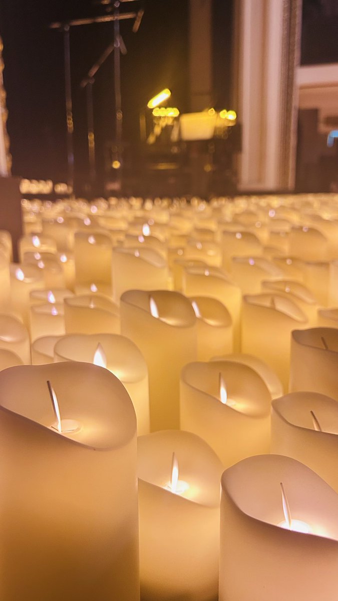appleeviva's tweet photo. 横浜開港記念会館のCandlelightコンサート行ってきた！🕯️🎻
1階Cゾーン（後方）だったけど、これが意外と大正解。
前の方だと奏者に集中しちゃうけど、後ろからだと「会場全体を埋め尽くすキャンドル」と「大正レトロな建築」がワンセットで視界に入るから、没入感がすごかった…！✨
#Candlelight https://t.co/KJpgubQbPT