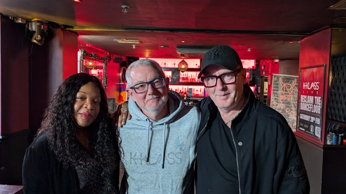MalHughes17's tweet image. Thanks for taking the time to chat Bobbi, Paul and Kazzie, and thanks for a great event at Rosies in Chester yesterday. It was brilliant to see and hear the band live for the first time - I'll be back for sure 🎤🎶🎹🎧👍. @Rumo_kk #KKlass #HouseMusic #LiveMusic #DJ