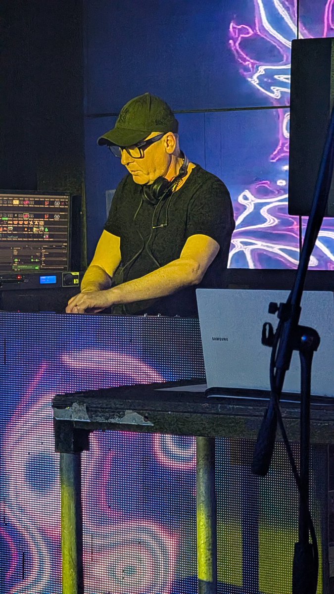 MalHughes17's tweet image. Thanks for taking the time to chat Bobbi, Paul and Kazzie, and thanks for a great event at Rosies in Chester yesterday. It was brilliant to see and hear the band live for the first time - I'll be back for sure 🎤🎶🎹🎧👍. @Rumo_kk #KKlass #HouseMusic #LiveMusic #DJ