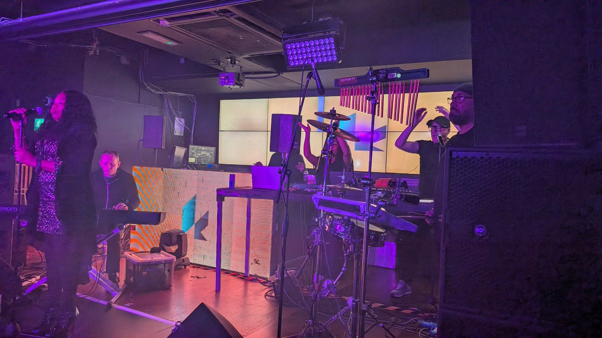 MalHughes17's tweet image. Thanks for taking the time to chat Bobbi, Paul and Kazzie, and thanks for a great event at Rosies in Chester yesterday. It was brilliant to see and hear the band live for the first time - I'll be back for sure 🎤🎶🎹🎧👍. @Rumo_kk #KKlass #HouseMusic #LiveMusic #DJ