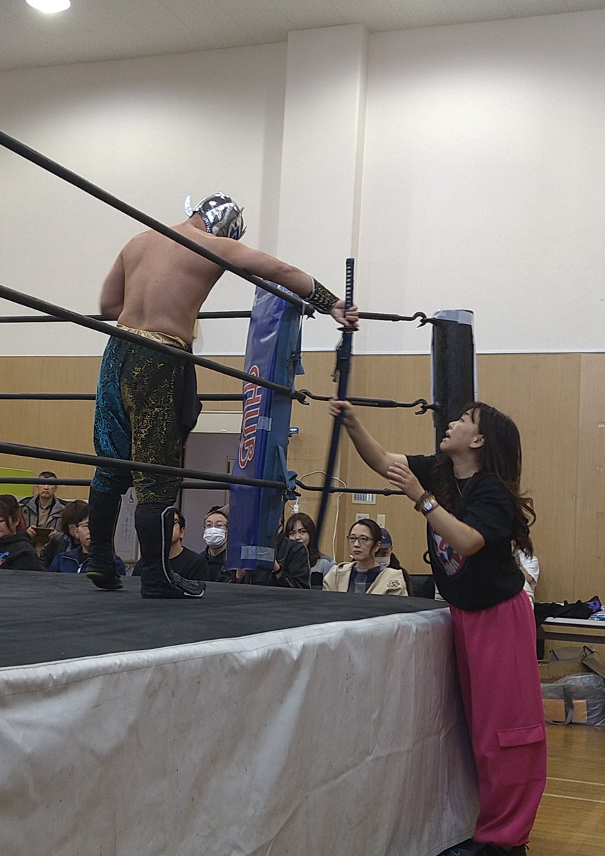 シークレットベース調布はあとふるホール大会3/1の
プロレスリングC-selectionのAkechiさん。
大きい相手に良い動きをしていました。
セコンドの千春代表と。

#pw_secretbase
#prc_sele　#シーセレ