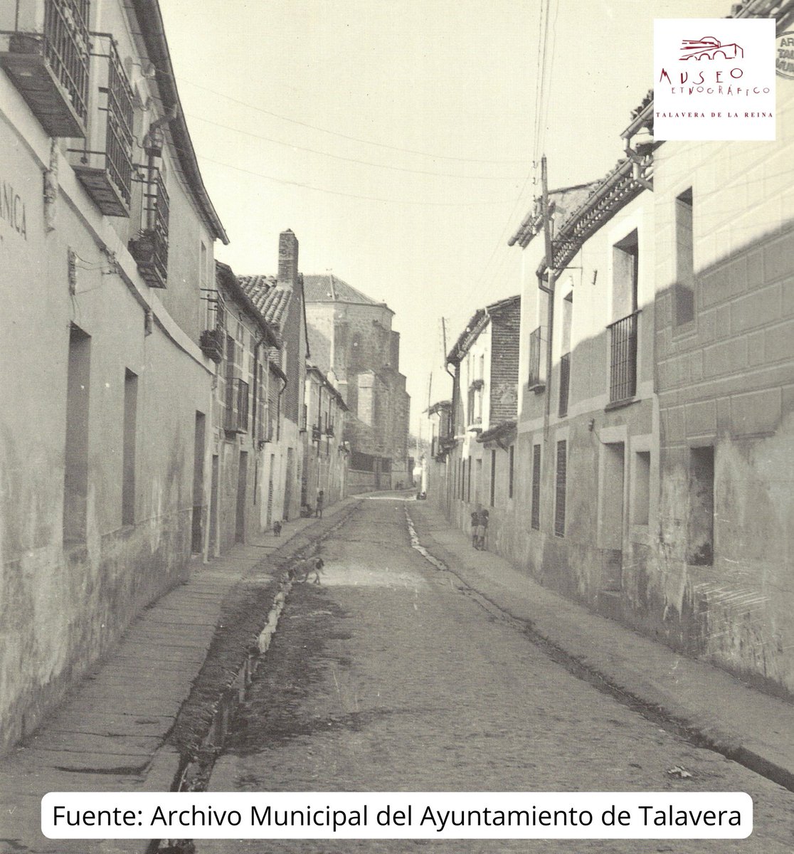 PATRIMONIO VISUAL 📷
En la publicación del Archivo Municipal del Ayuntamiento de Talavera de la Reina de hoy compartimos esta imagen del final de calle Santo Domingo, donde terminaba el casco urbano y comenzaban las huertas.
