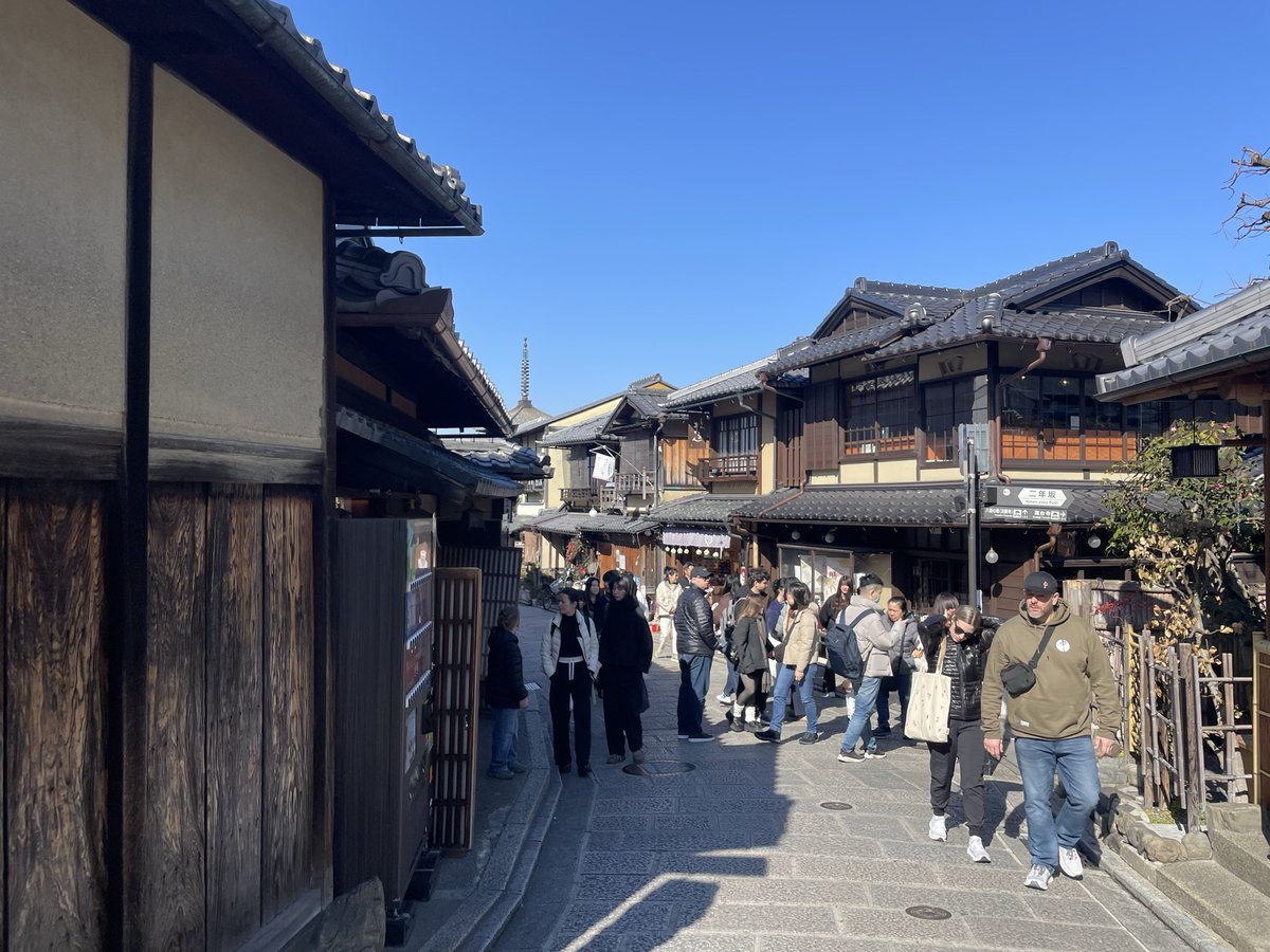 yoppyshoot's tweet photo. 2月に京都へ。

オフシーズン＋政治情勢で例年よりは少なめらしいけど、それでも外国人観光客はかなり多い。

インバウンド、強いですね。 https://t.co/7Anzz4SuNz