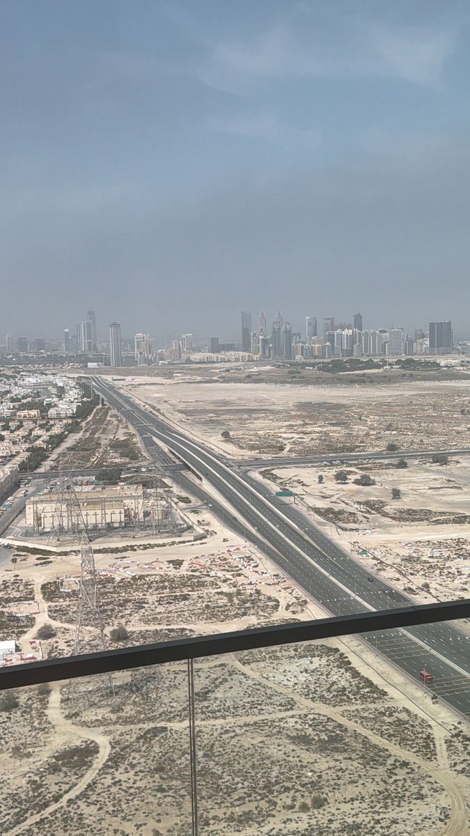 voovh's tweet photo. دبـي 🇦🇪 خالية.
بسبب إستمرار الضرب https://t.co/BPLVbBSie0