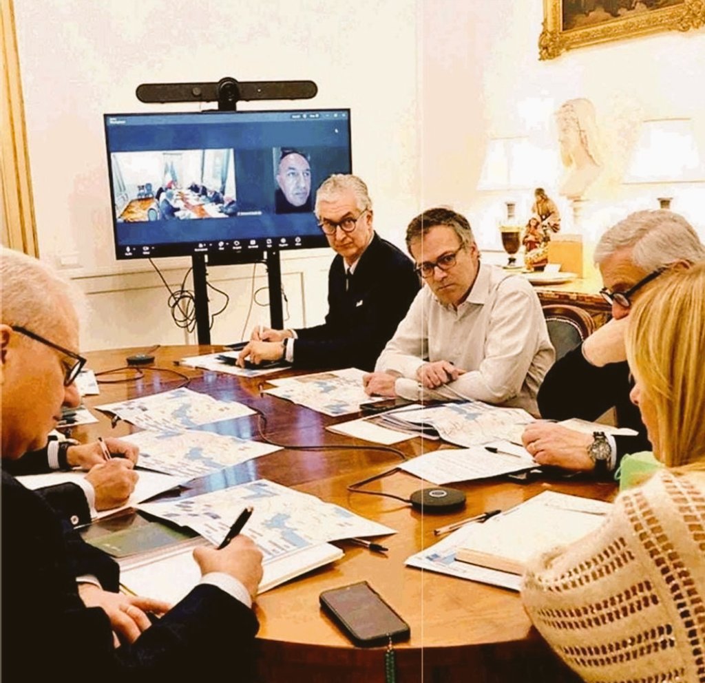 Al di là di tutto. 
Ma un ministro della Difesa durante una crisi militare, connesso con uno smartphone a una riunione riservata coi servizi segreti. Per parlare coi vertici delle Forze Armate si usano circuiti protetti. Da Dubai, Crosetto userà WhatsApp? Signal? 
Che figura.