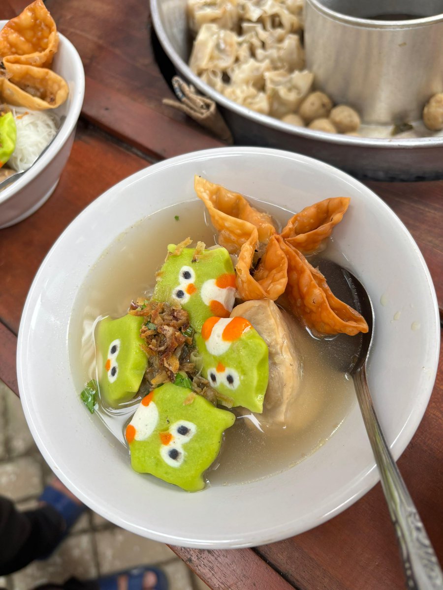 gue gatau harus seneng atau sedih 😭😭