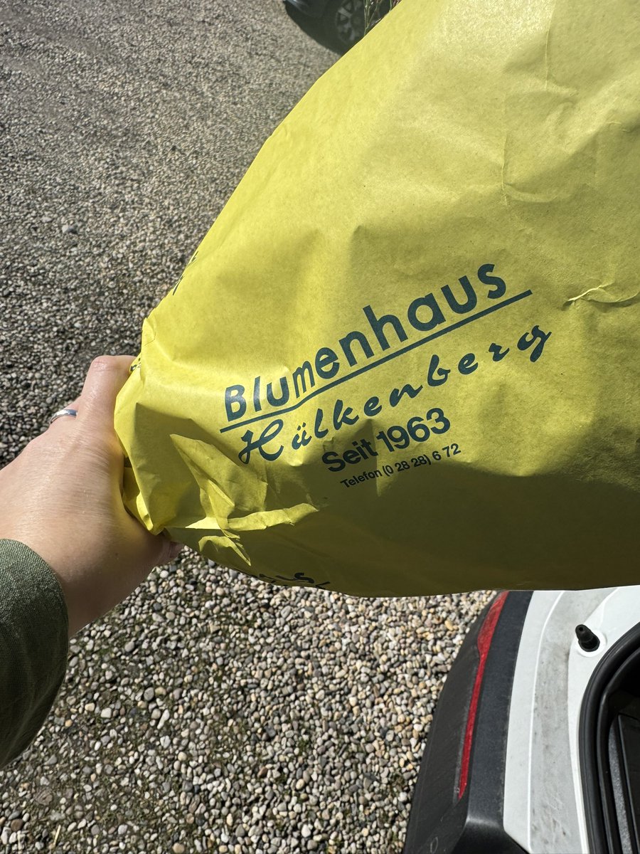 Speldenkussen80's tweet image. Als je dan toch in de buurt bent dan ga je meteen even wat moois kopen op het tulpenwochenende bij deze fijne bloemist in Elten 🥰 straks weer moois op tafel! #blumenhauserikhülkenberg #tulpjes #lente