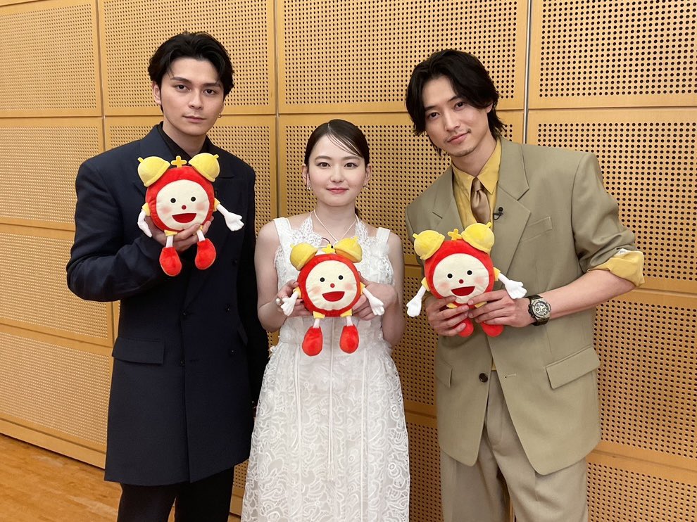 あす2日(月)の #めざましテレビ エンタメPick Up☝️
映画「#ゴールデンカムイ 網走監獄襲撃編」に出演する #山﨑賢人 さん #山田杏奈 さん #眞栄田郷敦 さんにインタビュー🎤
山﨑さんが撮影現場に持ち込んだモノがみんなで取り合いに⁉️
筋肉シーンに欠かせないんだって❗️
☆内容変更の際はご了承下さい